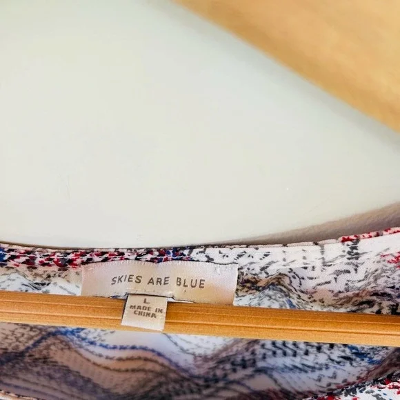 Urban Outfitters skies are blue size L white blue red plaid top 3/4 sleeves - Picture 2 of 5